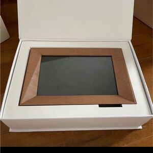 Digital Photo Frame with Brown Finish

Familink 10-inch Digital Photo Frame